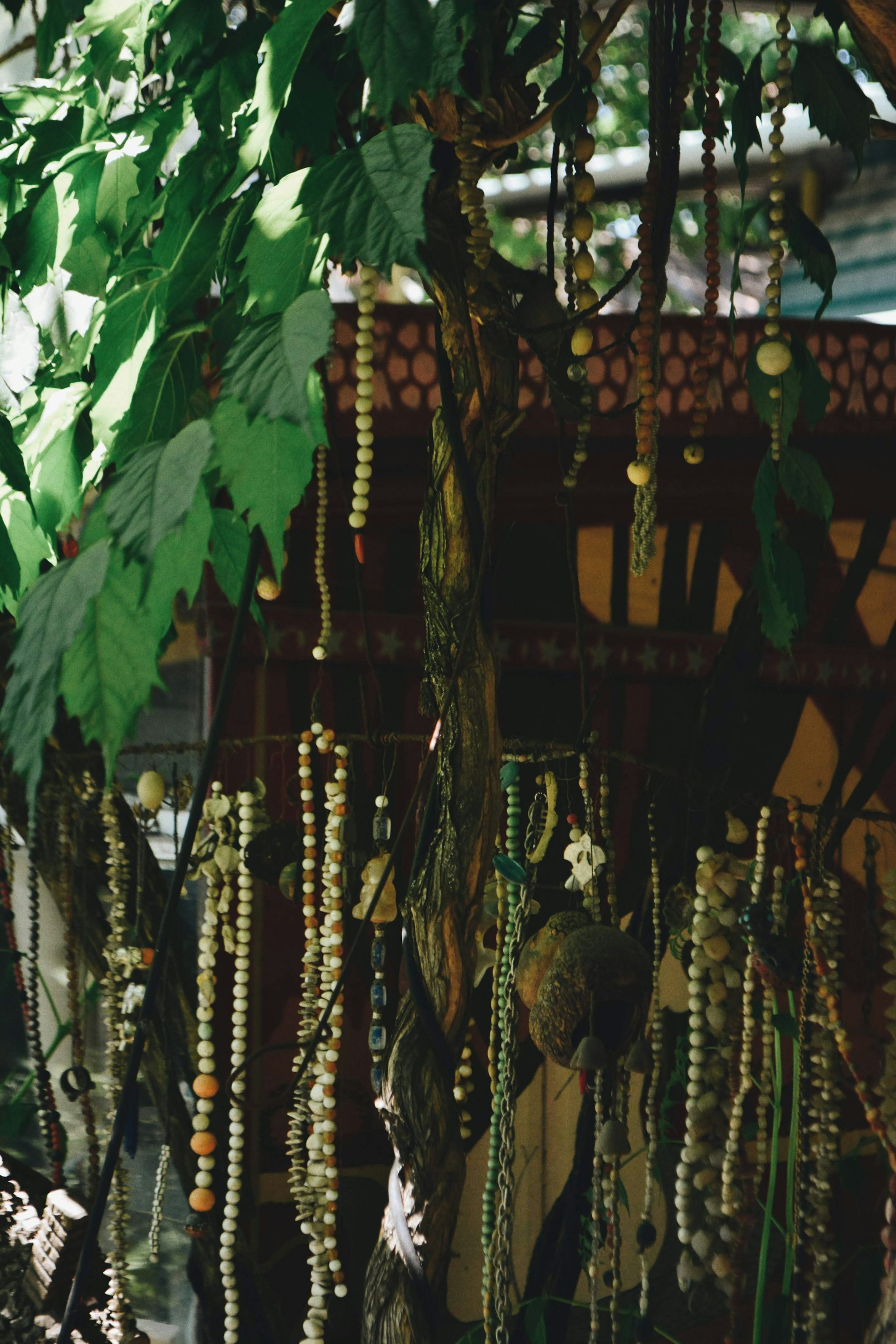 Schamanische Skulpturen — symbolische Wächter spiritueller Reisen