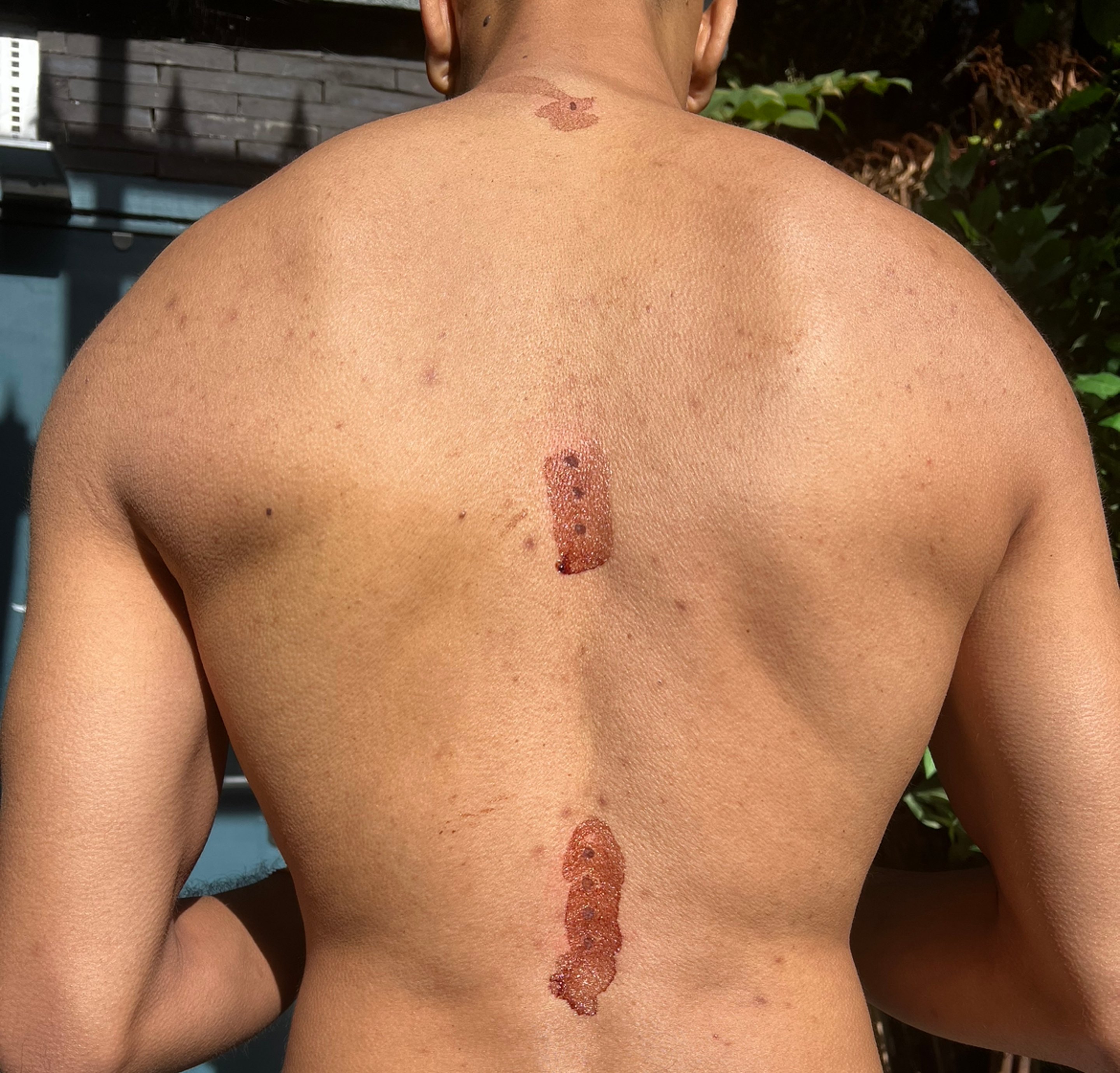 Dominic Henry in Zeremonie mit Pflanzenmedizin